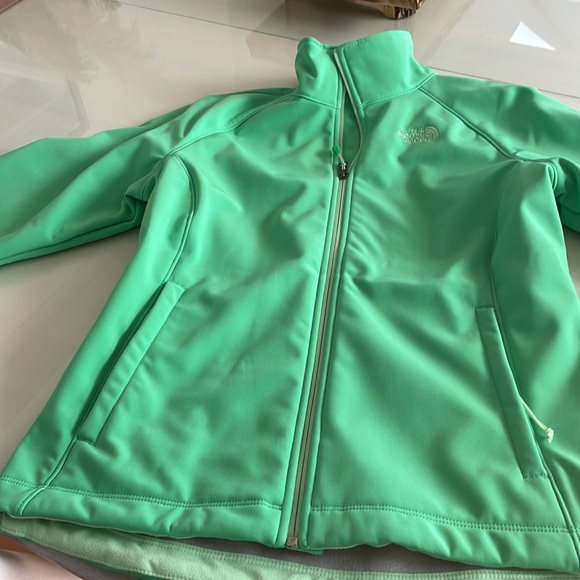 Bright green north face such a great color perfect condition - Picture 5 of 5